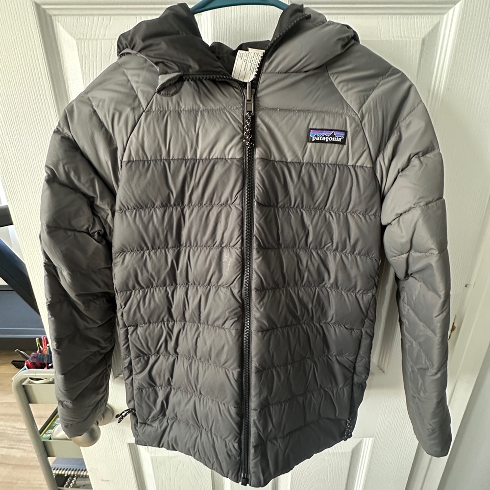 Youth Patagonia coat. Reversible (Gray/Black) Down Sweater Hoody.